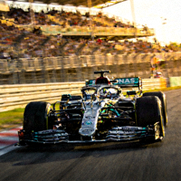 F1梅赛德斯车队赛车在赛道上飞驰的极速画面